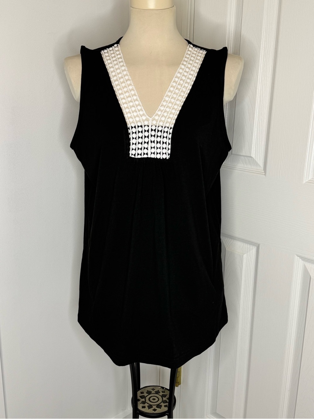 Xieerduo fashion Sleeveless Black Top with White Embroidered V-Neck large nwt